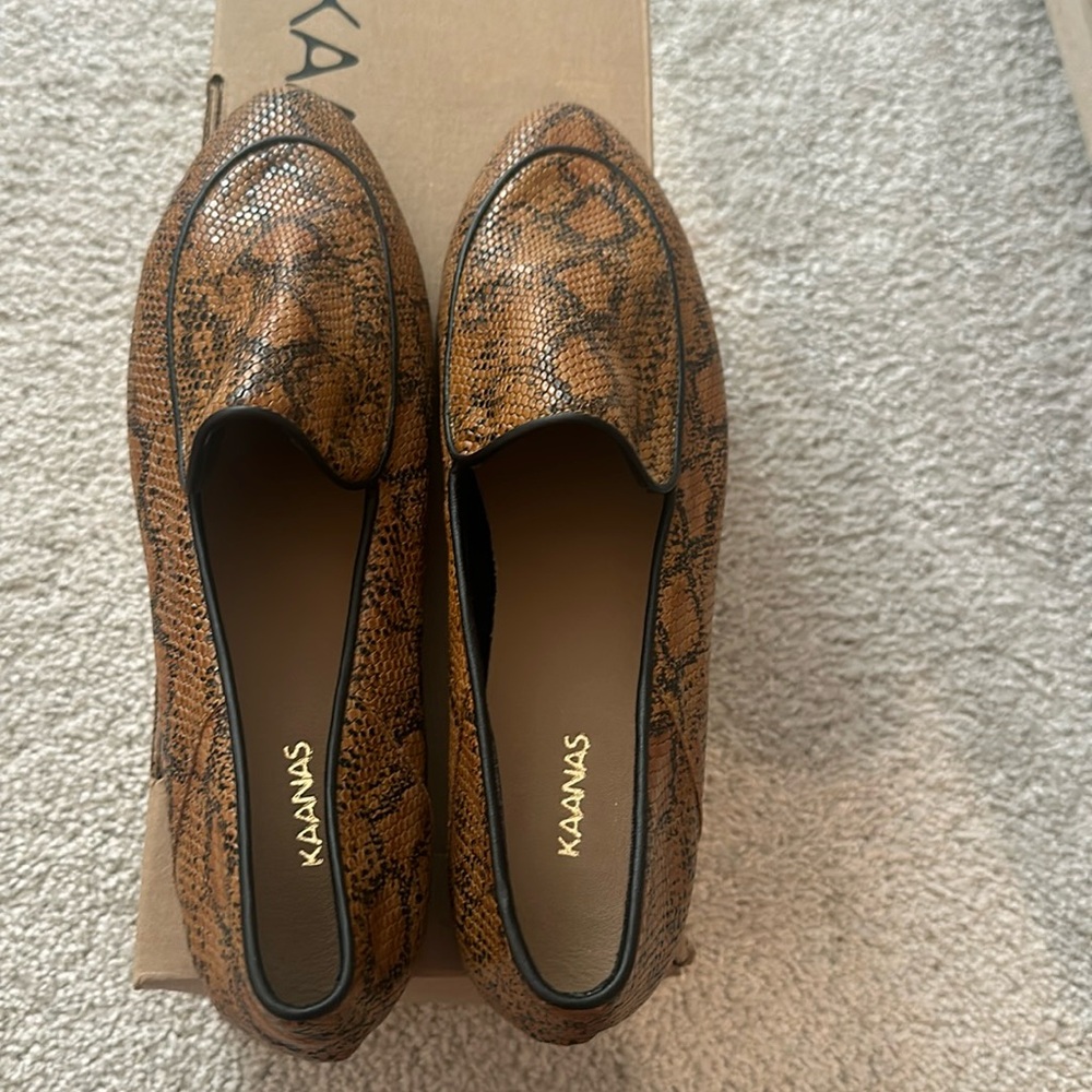 Kaanas snakeskin printed loafers, size 9.